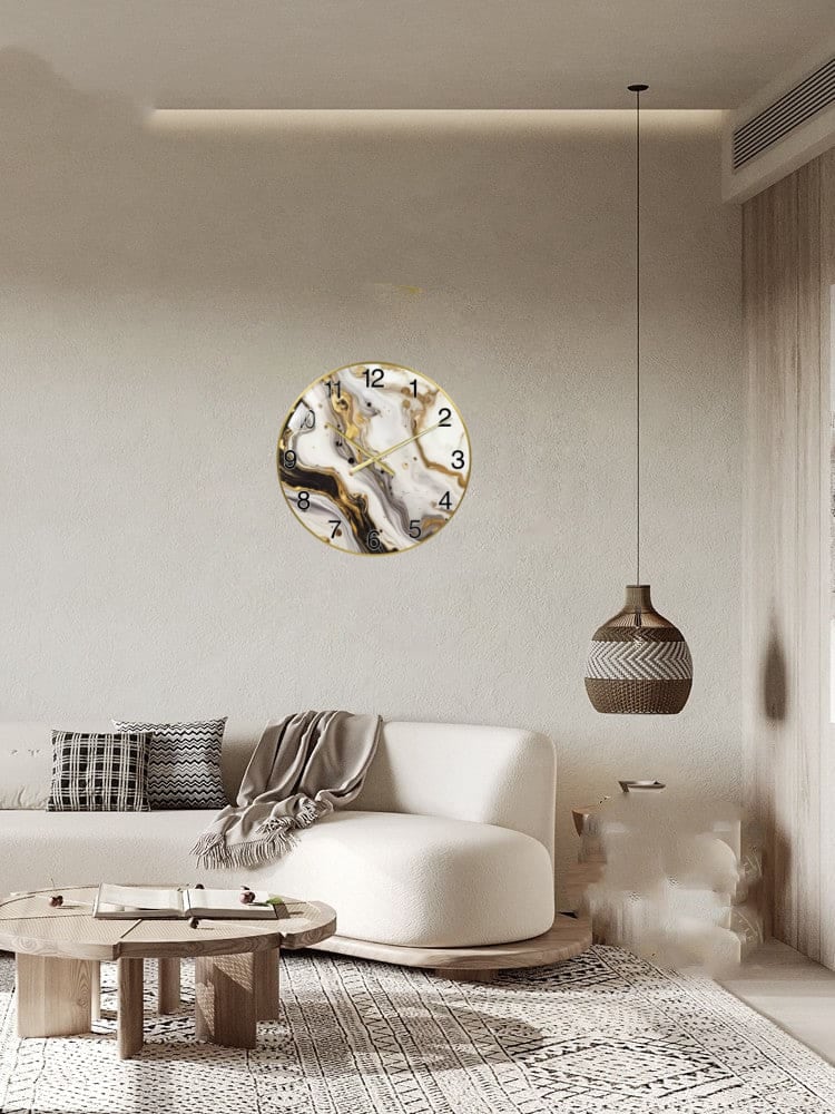 Moderne Wanduhr aus Glas mit Marmorierung